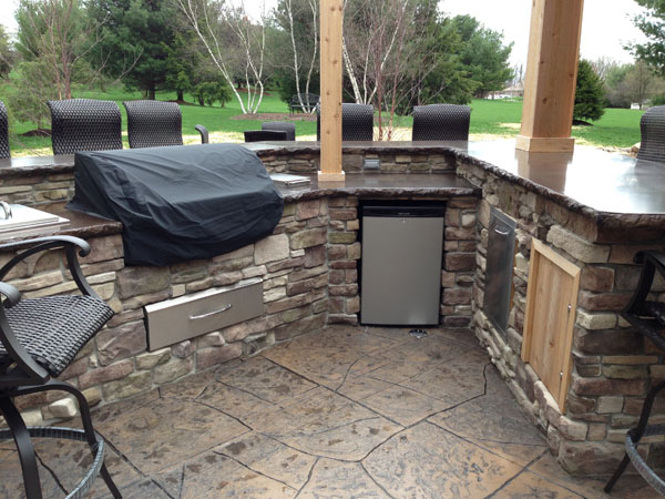 Outdoor Kitchen and Bar Entertaining